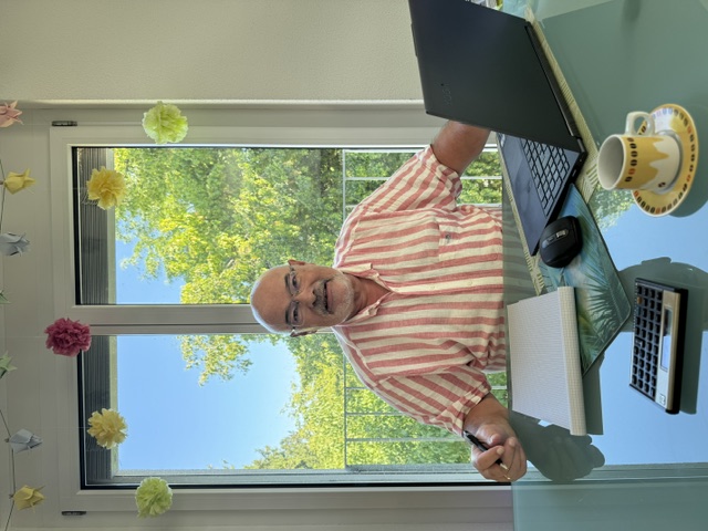 Marcel Heimgartner, Inhaber von Heimgartner Consulting, an seinem Arbeitsplatz
